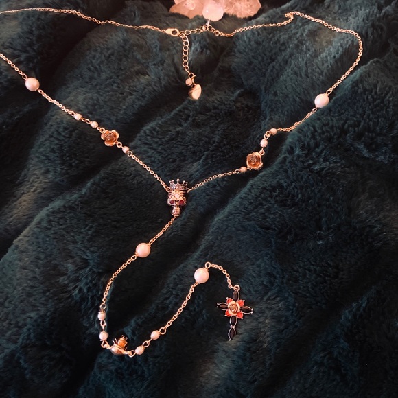 🖤BETSEY JOHNSON “ROCKIN ROSES” ROSARY NECKLACE❤️ - Picture 1 of 5